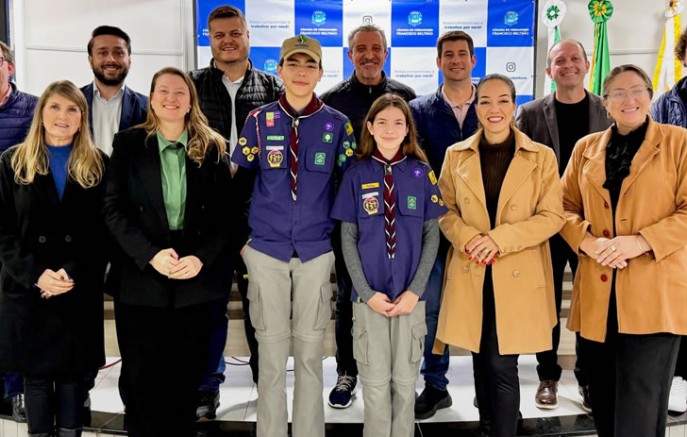 Jovens escoteiros acompanham sessão da Câmara de Vereadores