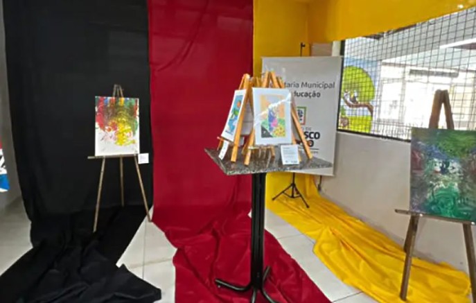 Mercado Municipal recebe exposição com obras de alunos