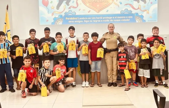Polícia Militar promove ação educativa de prevenção de acidentes para alunos do Formando Cidadão