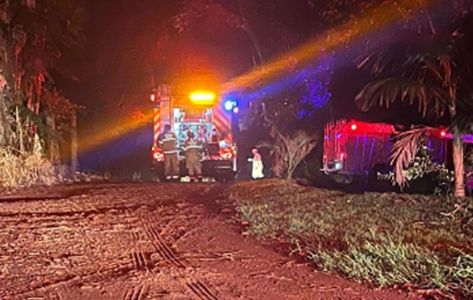 Bombeiros combatem incêndio em residência entre Francisco Beltrão e Verê durante a madrugada