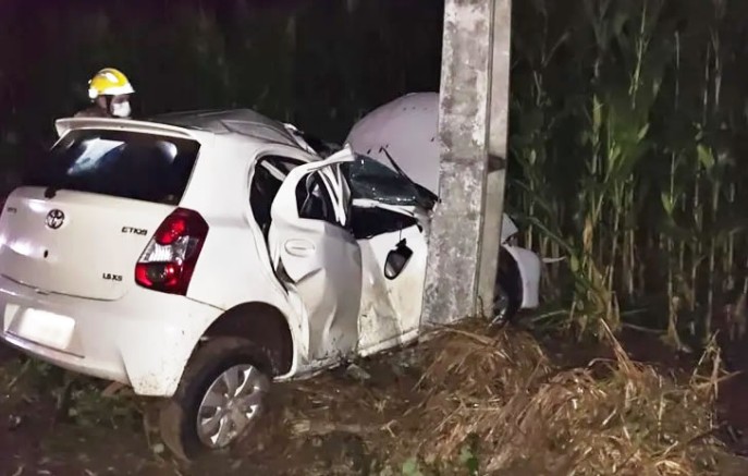 Três homens ficam feridos após carro colidir em poste na PR-180