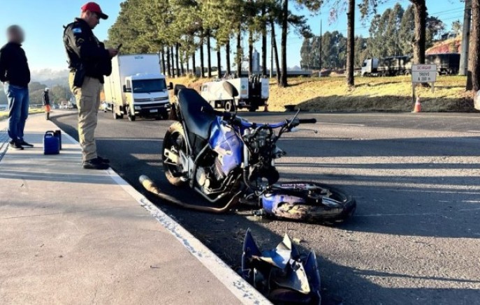Jovem sofre fraturas em colisão entre carro e moto na PR-483
