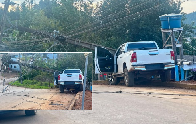Hilux com placas argentinas atinge poste e motorista abandona o local após acidente