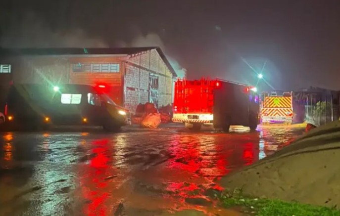 Incêndio de grandes proporções atinge cooperativa de recicláveis