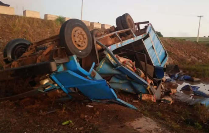 Duas pessoas morrem após caminhão carregado com carvão tombar no Paraná