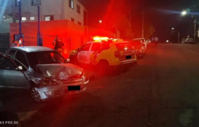 Motorista é preso por embriaguez após bater contra muro e veículo estacionado