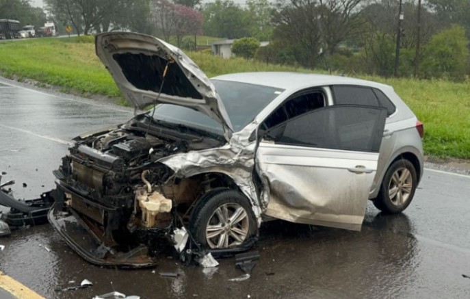 Mulher fica gravemente ferida após colisão entre carro e caminhão na PR-180