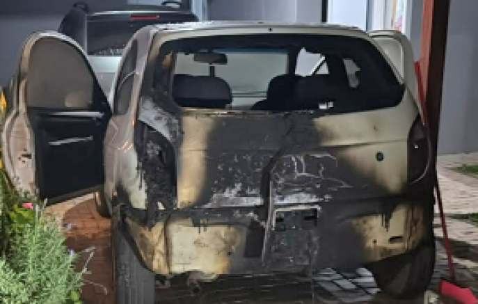 Garrafa com gasolina é encontrada ao lado de veículo após princípio de incêndio