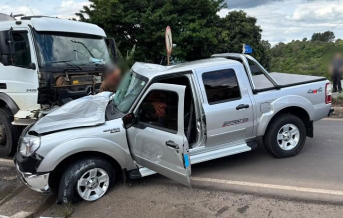 Casal de idosos fica ferido em colisão entre caminhonete e caminhão na BR-163