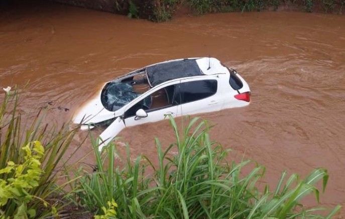 Adolescente de 17 anos dirigia carro que caiu no Rio Lonqueador