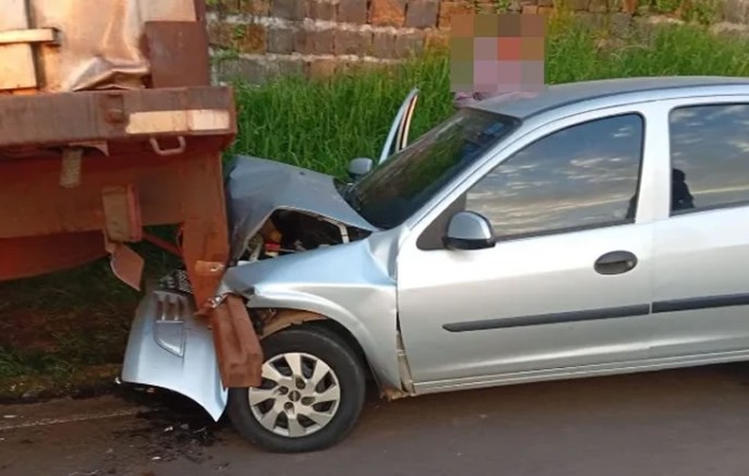 Mãe e filho ficam feridos após carro colidir na traseira de caminhão