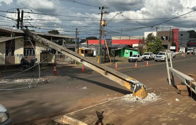 Abastecimento de água é afetado após caminhão derrubar poste