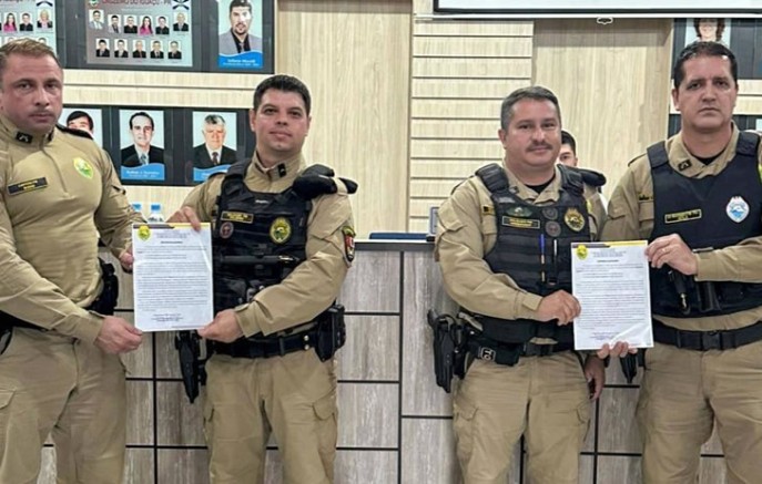 Câmara de Vereadores de Cruzeiro do Iguaçu homenageia Policiais Militares por salvar bebê de 38 dias