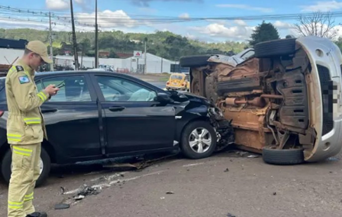 Carro tomba após colisão e deixa motorista ferido