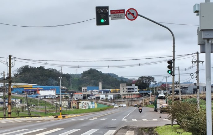 Avanço de sinal vermelho passa a ser fiscalizado eletronicamente na entrada da UPA