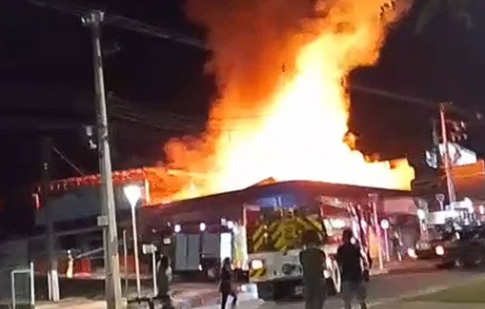 Incêndio destrói prédio comercial e mobiliza bombeiros durante a madrugada