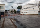 Parte da Rua Porto Alegre está fechada após acidente danificar semáforo