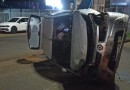 Veículo capota e motorista é socorrido com suspeita de fratura no braço