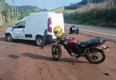 Duas pessoas ficam feridas após colisão entre moto e Fiorino