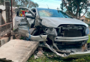 Motorista perde controle e atinge muro e canil