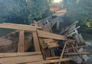 Caminhão cai em rio após atravessar ponte de madeira em Pato Branco