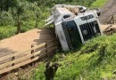 Caminhão carregado com ração tomba na PR-566 entre Itapejara d’Oeste e Barra Grande