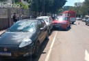 Mulher passa mal e acaba batendo em três carros estacionados na Tenente Camargo