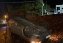 Carro capota na PR-483 e casal de idosos escapa ileso