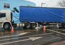 Manobra de caminhão termina com semáforo derrubado no centro