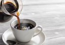 Beber chá ou café muito quente triplica risco de câncer de esôfago, diz estudo