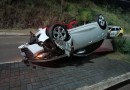 Carro capota após colisão na Avenida Júlio Assis Cavalheiro