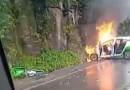 Carro da Prefeitura de Marmeleiro pega fogo após colisão em barranco na BR-373