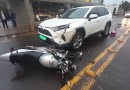 Colisão envolvendo caminhonete e moto deixa motociclista ferido