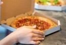 Mulher morre e sobrinho é internado após comerem pizza suspeita de intoxicação