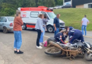 Mulher fica ferida após colisão entre carro e moto