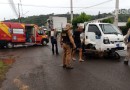 Moto para embaixo de veículo após acidente no bairro Vila Nova
