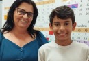 Professor formado pelo Programa Brigadas Escolares ajuda aluno em Ampére