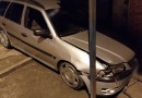 Condutor fica ferido após perder o controle e colidir carro em poste