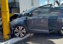 Motorista sofre convulsão e colide veículo em poste no centro de Francisco Beltrão
