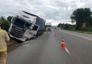 Caminhoneiro fica gravemente ferido após ser atingido por peça solta na pista