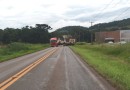 Carreta fica atravessada na PR 566 após apresentar problemas mecânicos