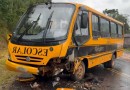 Acidente entre micro-ônibus escolar e caminhonete é registrado na PR-481