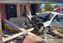 Carro perde o controle e invade residência no bairro Salete