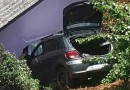 Carro desce desgovernado e colide contra casa