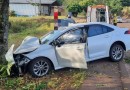 Carro sai da pista e bate contra árvore no interior