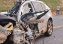 Jovem morre e duas pessoas ficam feridas em acidente entre carros e caminhão