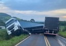 Grave colisão entre caminhões deixa casal gravemente ferido