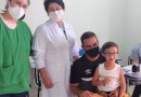 Menino com Down é a primeira criança vacinada em Campo Erê