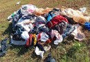 Roupas são descartadas em terreno baldio