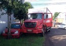 Caminhão desgovernado atinge três veículos no Bairro São Cristóvão